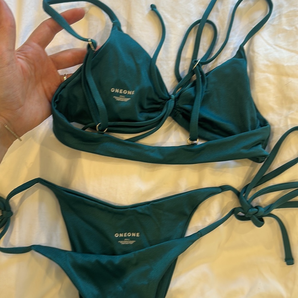 Green bikini - Picture 2 of 2